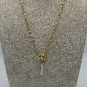 Elegant Gold Necklace with Pendant
